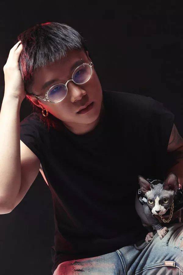 bigyear大年在2017年正式出道,凭借一首《俗气且油腻