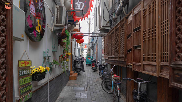 芙蓉街两侧的小巷子,虽然略有杂乱,但也可一窥济南的市井风情.