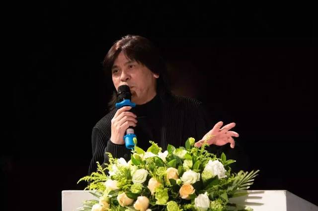 服装化装委员会主任程钧作为人物造型展区负责人发言