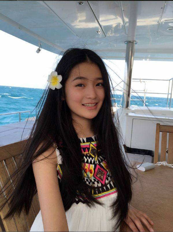 00后童星柴蔚,凭《步步惊心》成名,今17岁近照太成熟