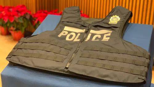 新防弹衣更轻,更薄,更适合穿在警服里面,所以对于警察来说,是一套可以