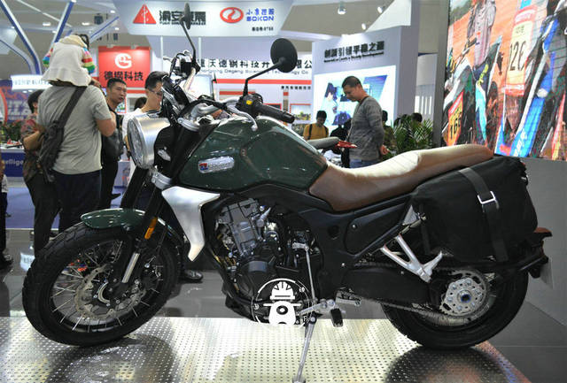 国产首款单摇臂复古摩托凯越500f实拍解析