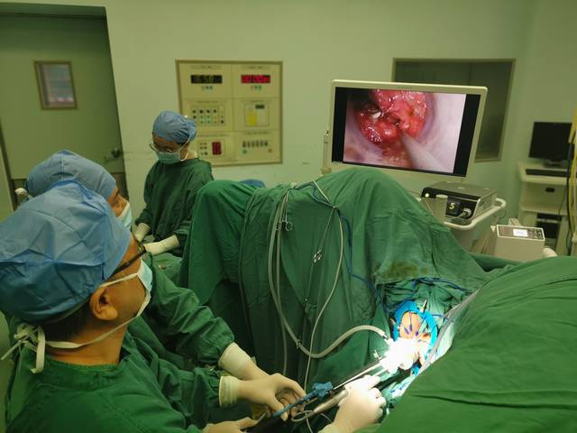 南医大二附院结直肠外科喻春钊教授团队成功开展经肛单孔腔镜低位直