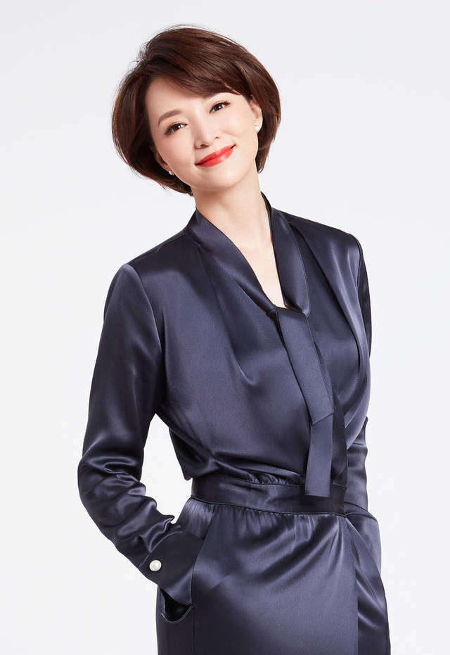 原创央视主持董卿气色佳,衬衫工装裤配气质短发,46岁身材容颜仍很好