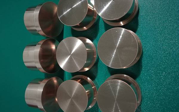 不管是在快走丝,中走丝的乳化液中切割,还是在慢走丝的纯水中线割