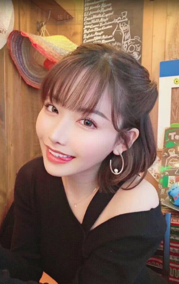 小米粥cos深田咏美,戴上眼镜有那味了!本人还嘲讽观众:手在忙?