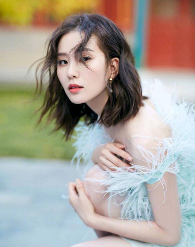 刘诗诗是典型的东方美人胚子,身穿灰色大衣配长裙,时尚大气_手机搜狐