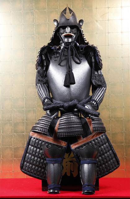 南蛮胴具足,注意这种胸甲是当时西洋铠甲的最主要特点.