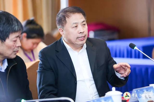 中国阳明心学高峰论坛组委会秘书长,三智书院理事长高斌主持研讨会