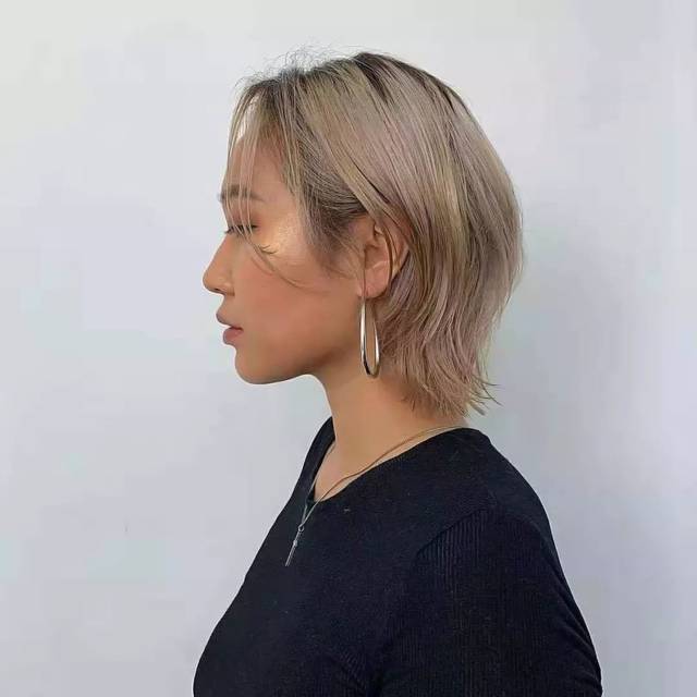 当然,如果觉得发尾有点厚,还可以根据自己的需要打薄,更清爽自然.