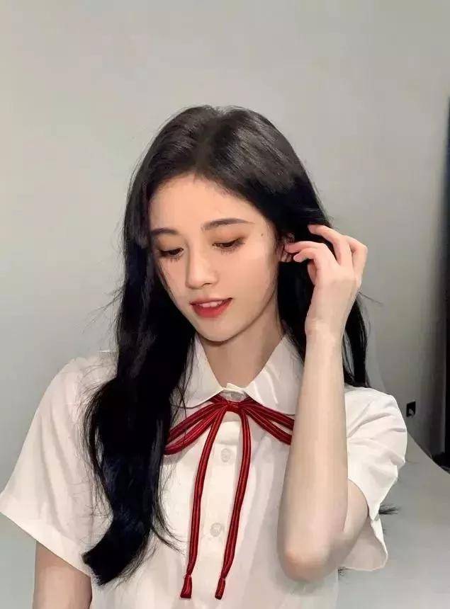 随便撩,表情丰富点,撩起头发来就很迷人啦,鞠婧祎花式撩头发美美的哦