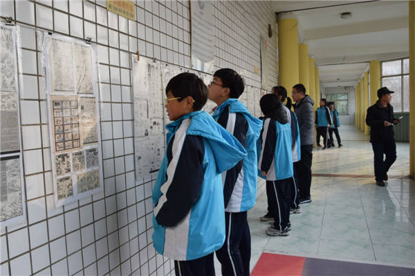 河北雄县第二初级中学举办郭秋合漫画收藏展