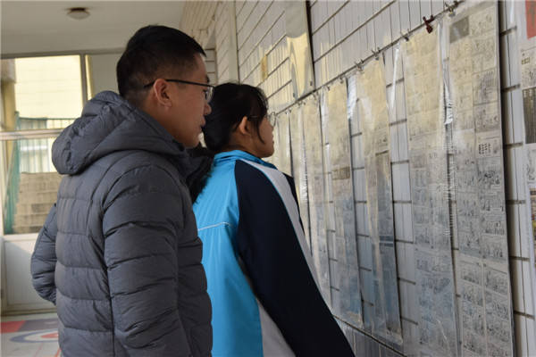 河北雄县第二初级中学举办郭秋合漫画收藏展