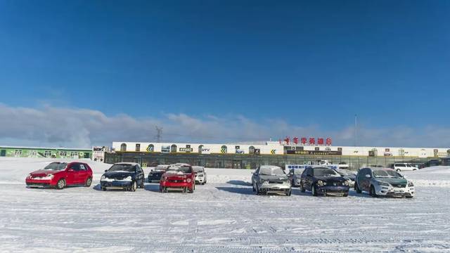 车队陆续抵达近日,数辆汽车,越野车陆续驶入苍狼白鹿冰雪运动基地参加