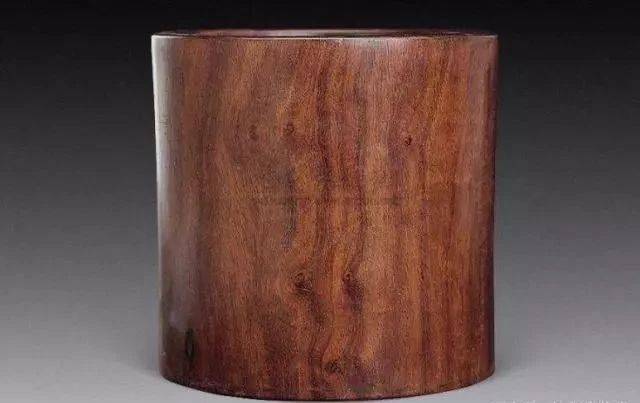 一个小小的黄花梨笔筒，拍出百万天价，除了材质年代也很关键_鬼脸