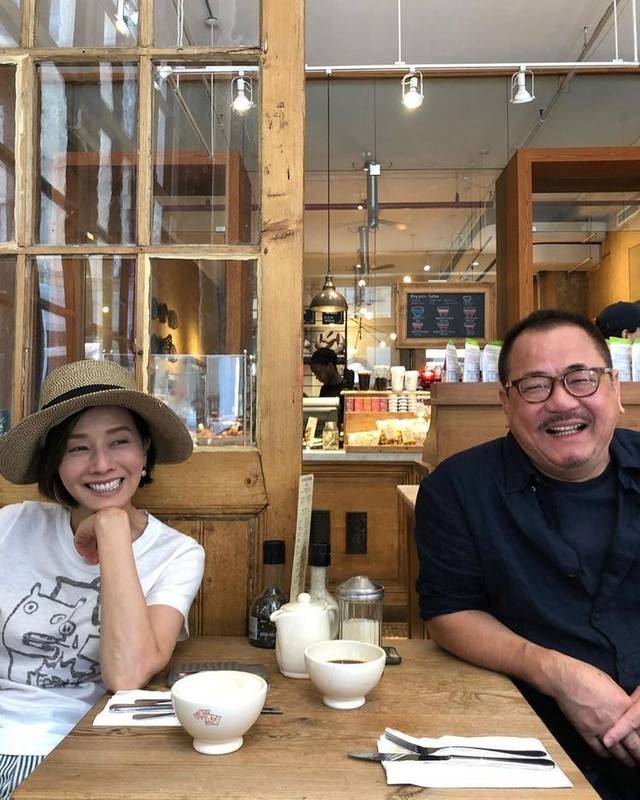 60岁毛舜筠近照曝光,大14岁老公身体好,2个女儿大长腿太像老妈