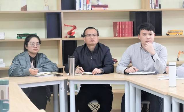 会议伊始 杨新博代表年级分会作 年度活动总结发言"头雁领航"学业