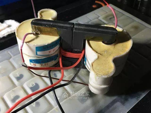 煮一锅石蜡,把整个高压变压器泡在里面,绝缘.