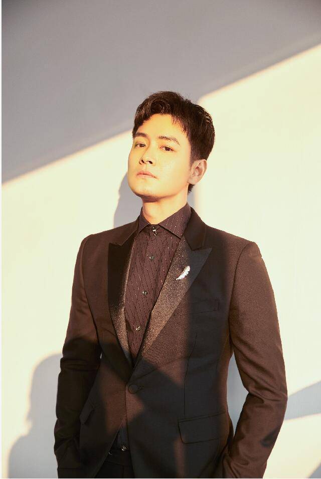 王雨亮相金骨朵网络影视盛典 尽显绅士风格