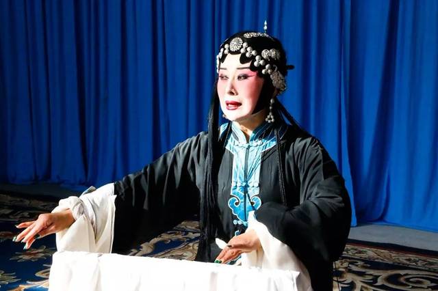 2018年5月拜陕西省戏曲研究院国家一级演员谭天杏为师,深造秦腔艺术学