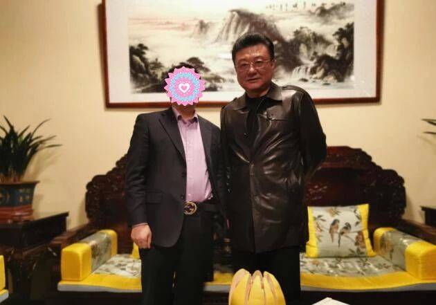 央视主持人王宁近照,一改台上严肃形象,与粉丝合影和蔼可亲