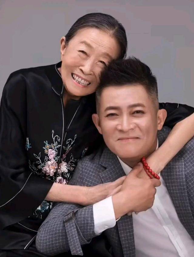 张少华和干儿子拍写真杨志刚表现孝顺画面温馨母子情深