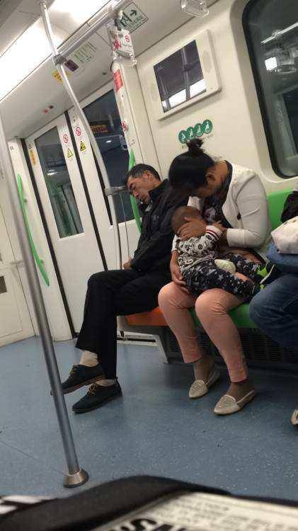 宝妈喂奶被偷拍,引网友热议,妈妈致信:喂奶不需要"遮羞布"_手机搜狐网