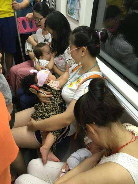 宝妈喂奶被偷拍,引网友热议,妈妈致信:喂奶不需要"遮羞布"_手机搜狐网