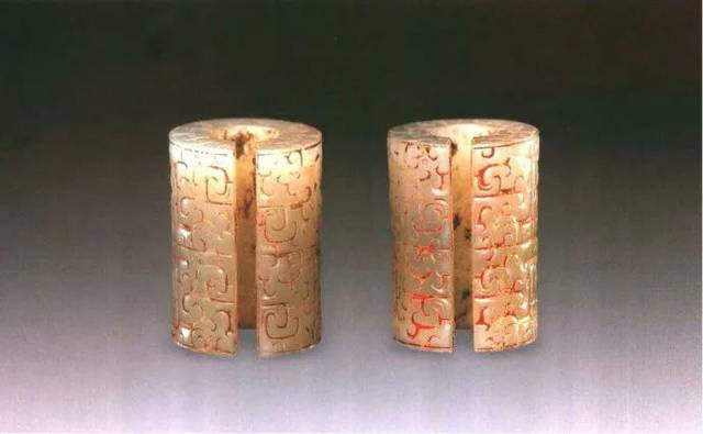 管形龙纹玦(1对).春秋.高3.1,上端径2.3,下端径2.4,厚0.6厘米.