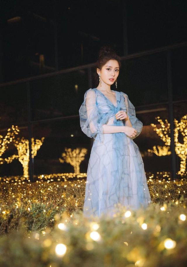 甜飒少女汤敏亮相,一席蓝色晕染纱裙灵动气质,丸子头甜美大方