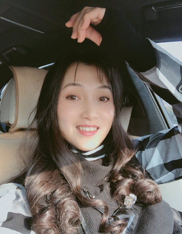 原创54岁林芳兵近照曝光,美颜过度变网红脸,为演"杨贵妃"增肥30斤