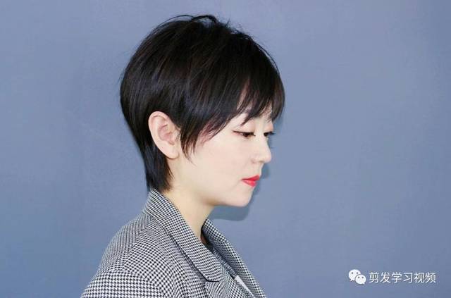 2020最新流行"露耳超短发"