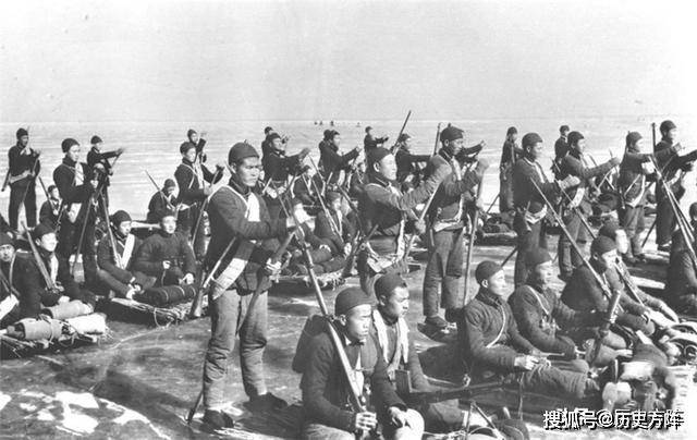 1944年抗日军民浴血抗战的历史影像,图二是战斗在渤海滨的父子兵