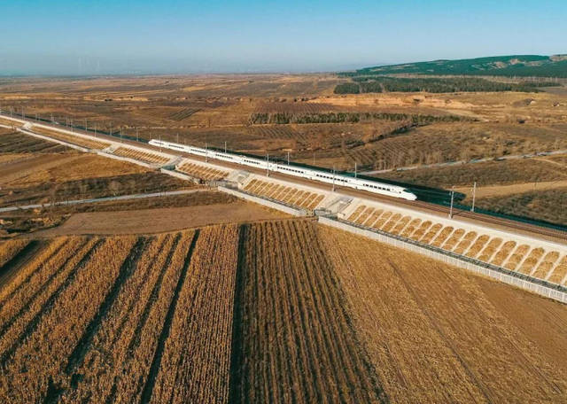 出身铁路世家的摄影师,从空中拍的大张高铁