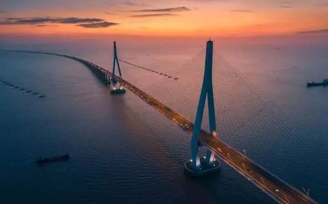 舟山跨海大桥,横跨在大陆与舟山之间已然陪伴我们走过了十个春夏秋冬