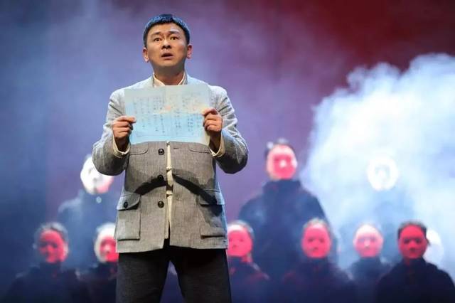 张旭东叮当主演谐剧永不落幕在成都首演