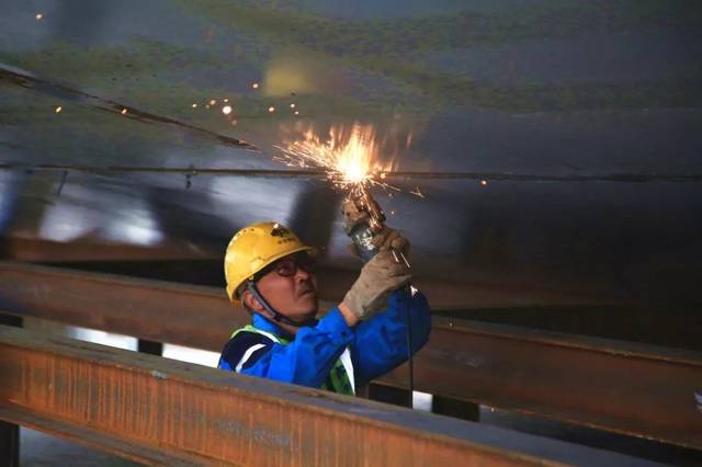 龙岩大桥首片钢箱梁吊装今日14时25分顺利完成