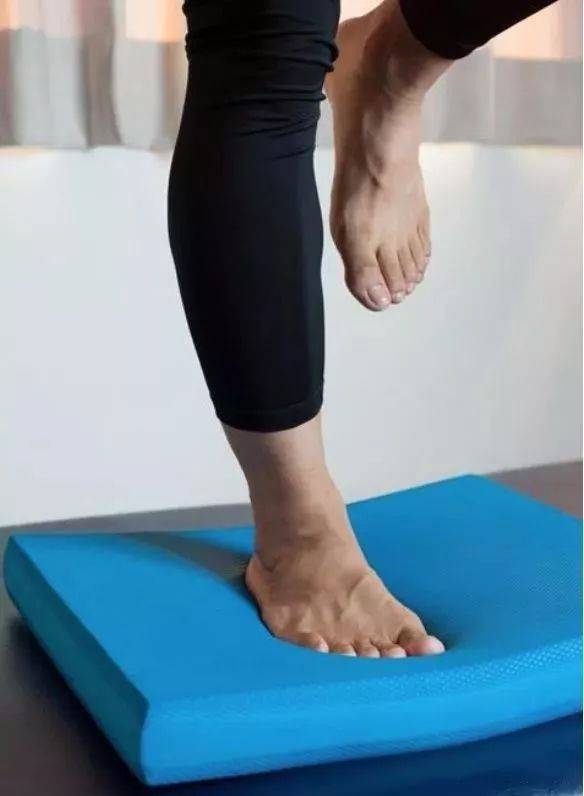 单腿平衡标准动作图图片