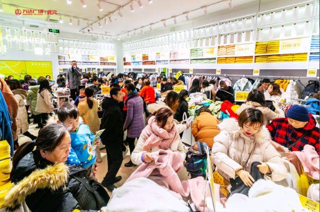 各店铺生意太火爆了,从早上开门到晚上, 店里一直爆满,一直是排队购买