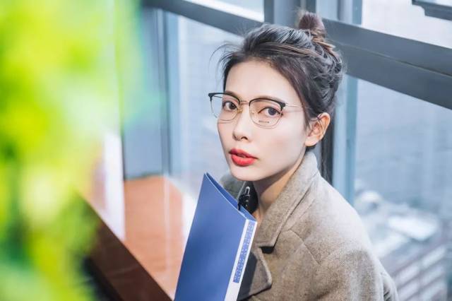 怎么带都是高知青年的样子