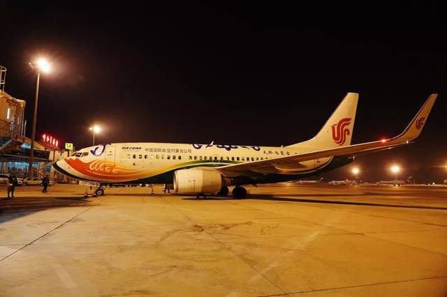 ca1654(成都-呼和浩特)航班平稳降落在呼和浩特白塔国际机场,标志着