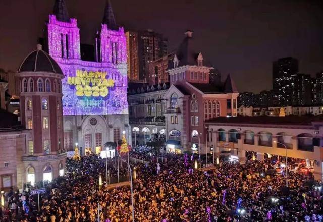 数十万年轻人涌往光谷广场周边跨年!现场人山人海!