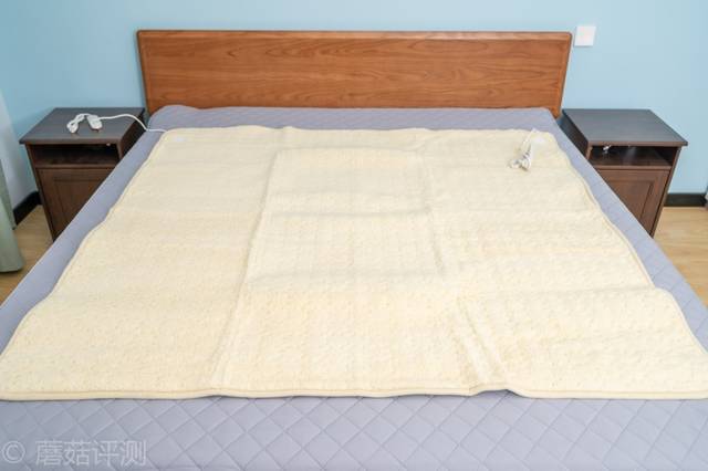 ▼拿掉床单,将电热毯铺平