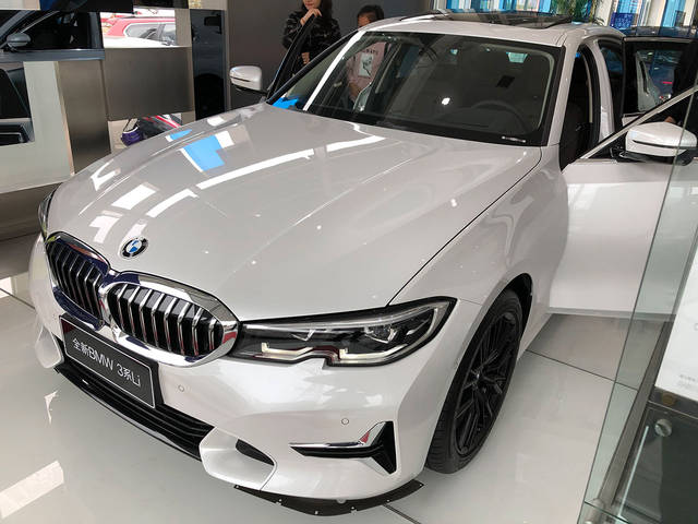 2020款宝马3系325li首发版4s店看车,老婆看中舒适宽大的后排座椅_手机