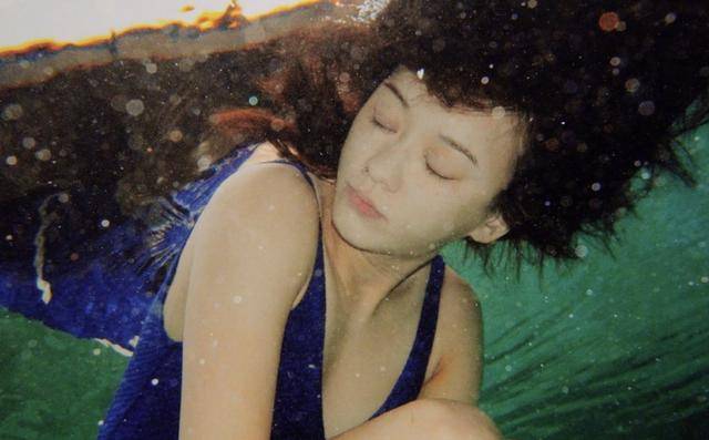 陈意涵凌晨晒水下素颜美照,老公亲自掌镜,大发睁着眼睛元气满满