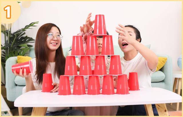 不过今天咱们不用麻将来堆金字塔,而是用纸杯!纸杯金字塔