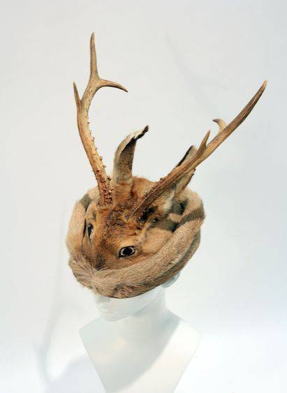 因为此种帽子是用整狍子的头颅,去掉骨肉后,保留狍头上的毛,角,耳朵