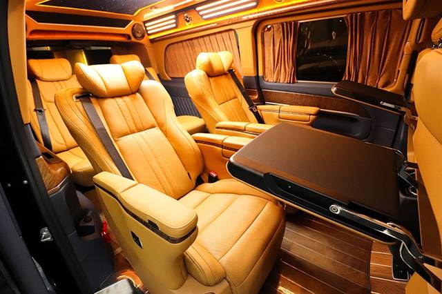 保姆车凭什么被富人追捧?看这台奔驰7座mpv的内饰就知道了!