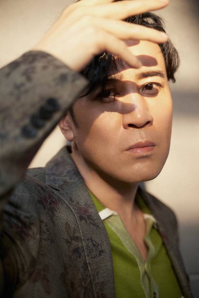 于和伟开年写真大片释出光影之间映照人生