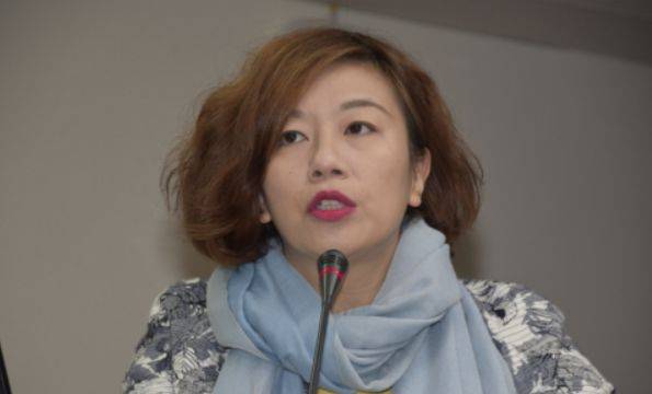 邱毅昨日在社交媒体发文称,"蔡英文疯了,她的发言人林静仪也疯了!